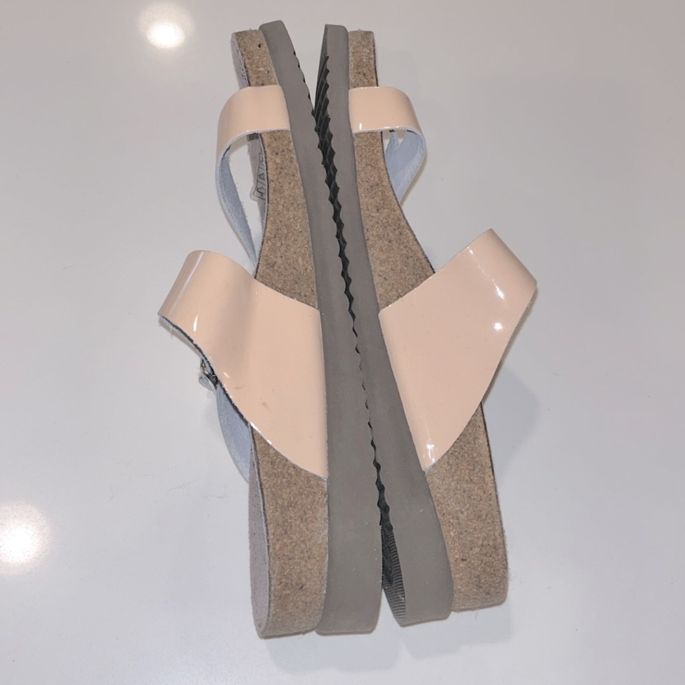 MEPHISTO HELEN Classics Sandals Tan/Beige patent with adjustable buckle - Picture 2 of 12